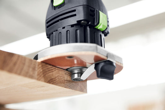 Festool OFK 500 Q-Plus Kantenfräse beim Fasen und Abrunden von Holzkante mit Hartgewebe-Laufsohle