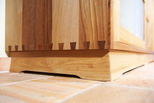 Festool Schwalbenschwanzzinken-Schablone VS 600 mit Zinken an Holzwerkstück, Detailansicht Eckverbindung