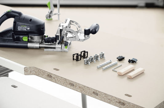 Festool Verbinder-Set FV/16-Set mit Domino XL Verbindern, Spannelemente und Zubehör auf Werkstatt-Arbeitstisch mit Dübelfräse