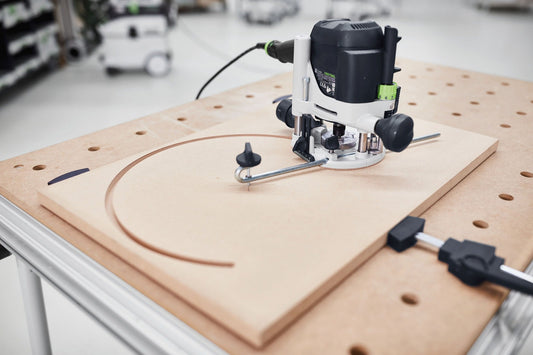 Festool Stangenzirkel SZ-OF 1010 bei der Kreisfräsung auf Holzwerkstück mit Oberfräse