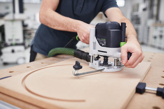 Festool Stangenzirkel SZ-OF 1010 bei Kreisfräsung auf Holzwerkstück in Anwendung