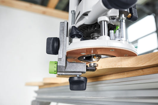Festool Winkelarm WA-OF bei Kantenfräsarbeiten an Holzwerkstück mit Oberfräse