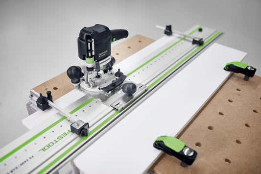 Festool Seitenanschlag mit Oberfräse auf Führungsschiene mit Lochreihensystem LR 32 und Spanntischen.