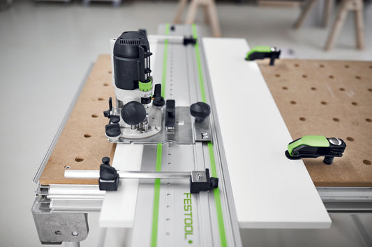 Festool Lochreihenbohr-Set LR 32-SYS mit Oberfräse auf Führungsschiene und Lochreihen-Schablone in Anwendung