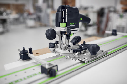 Festool Führungsplatte FP-LR 32 auf Führungsschiene montiert mit Oberfräse und Positionierungswippe