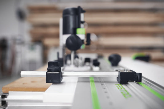 Festool Seitenanschlag mit Führungsbacken und Feineinstellung auf Oberfräse montiert, Detailansicht der Klemmung und grünen