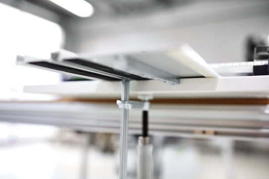 Festool LA-LR 32 FS Längsanschlag mit Markierungen für präzise Lochreihen und Randabstände auf Werkstück