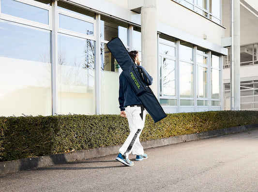 Festool FS-BAG Tasche mit Schulterriemen für Transport von Führungsschienen, getragen von Person