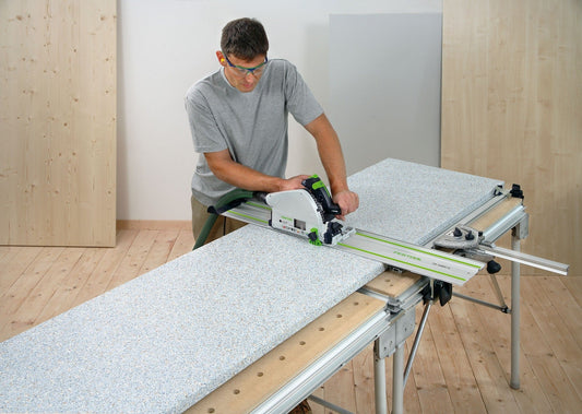 Festool MFT/3 Basic Multifunktionstisch beim Zuschnitt von Spanplatte mit Tauchsäge in Werkstatt
