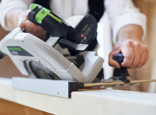 Festool PA-HK 85 Parallelanschlag bei Anwendung an Handkreissäge HK 85 für präzise Parallelschnitte