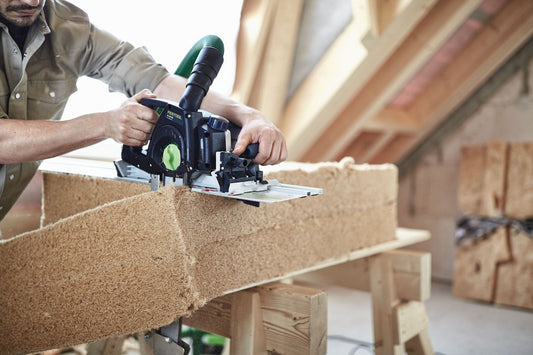 Festool Schwertsäge IS 330 EB beim Zuschnitt von Dämmstoffen, präziser Schnitt in Korkplatte