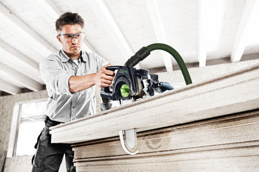 Festool Schwertsäge SSU 200 EB-Plus beim Sägen von Holz mit Absaugschlauch in Anwendung