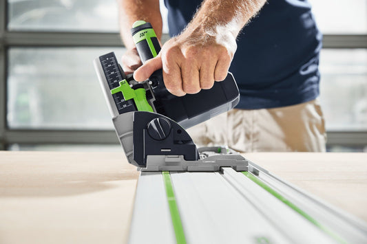 Festool Tauchsäge TS 55 FEBQ-Plus mit Schiene bei Tauchschnitt in Holz, grüne Schnittführung sichtbar