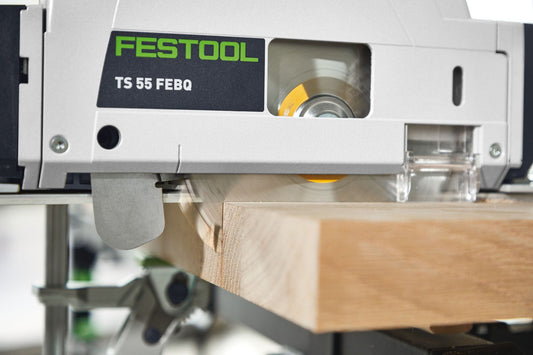 Festool TS 55 FEBQ Tauchsäge bei Tauchschnitt in Holzwerkstück mit Sägeblatt in Aktion