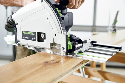 Festool TS 60 KEBO Tauchsäge beim Sägen von Holzplatte mit Führungsschiene