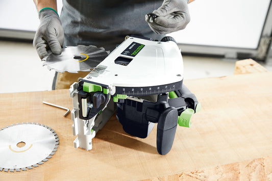 Festool Tauchsäge TS 60 KEBQ-Plus-FS mit Führungsschiene auf Holzwerkstück, Sägeblatt und Zubehör sichtbar