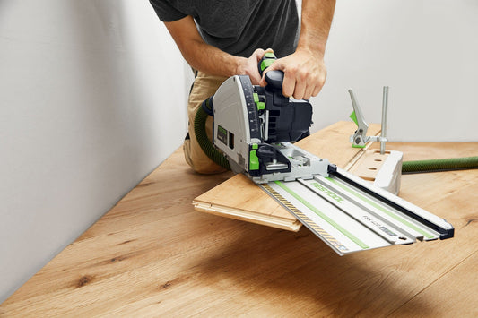 Festool Tauchsäge TS 60 KEBQ-Plus im Einsatz beim Sägen von Holzplatten mit Führungsschiene und Systainer