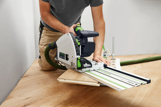 Festool Kappschiene FSK 420 bei der Anwendung auf Holzwerkstück mit Winkellehre und Schiene