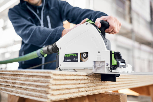 Festool TS 60 K Kreissäge beim Schneiden von Holzplatten, weiße Säge mit grünen Griffen