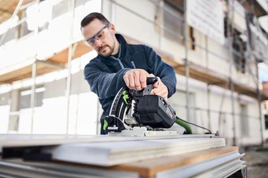Festool Handkreissäge mit Diamant-Kreissägeblatt beim Sägen von Laminat auf Holzwerkstoff