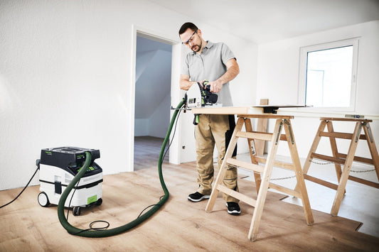 Festool CTL MIDI I Absaugmobil bei Sägearbeiten an Werkstatt-Arbeitsplatz mit Absauganlage und Elektrowerkzeug