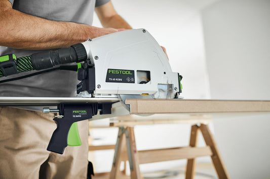 Festool TS 60 KEBQ Tauchsäge mit FS-RAPID Schnellspanner beim Sägen einer Holzleiste