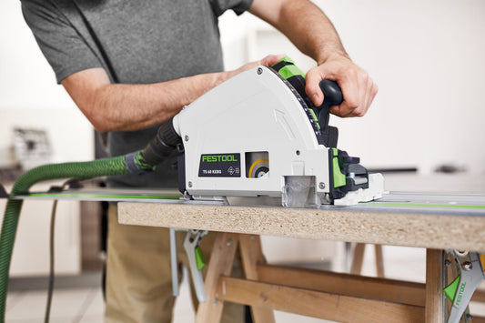 Festool TS 60 K Kreissäge beim Sägen von Holzwerkstück mit grünem Absaugschlauch