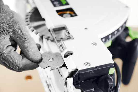 Festool TSV 60 KEBQ-Plus-FS Vorritzer-Tauchsäge Detailansicht Vorritzermechanismus mit grauem Handschuh bedient
