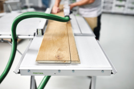 Festool Tischverlängerung VL mit grünem Absaugschlauch bei der Bearbeitung eines Holzwerkstücks