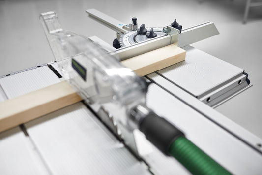 Festool Anschlagreiter WA-AR montiert am Winkelanschlag mit Holzwerkstück für präzise Wiederholschnitte