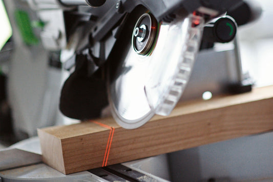 Festool Kreissägeblatt WOOD FINE CUT HW bei Feinschnitt in Holz mit roter Schnittlinie markiert