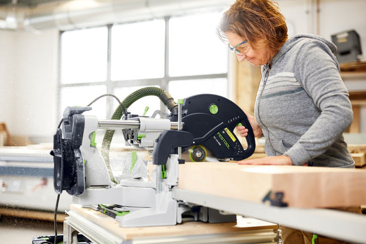Festool KAPEX KS 120 REB Kapp-Zugsäge in Anwendung beim Zuschneiden von Holz auf Werkbank