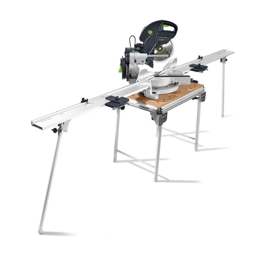 Festool Multifunktionstisch MFT KAPEX mit Kapp-Zugsäge auf Arbeitstisch mit ausgeklappten Beinen und Holzauflage