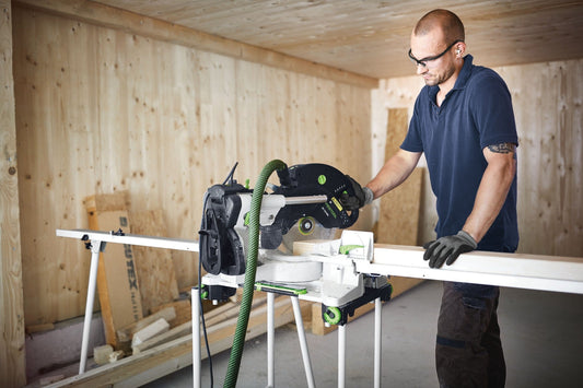 Handwerker sägt Holz mit Festool Kreissäge WOOD UNIVERSAL HW Sägeblatt auf Arbeitstisch