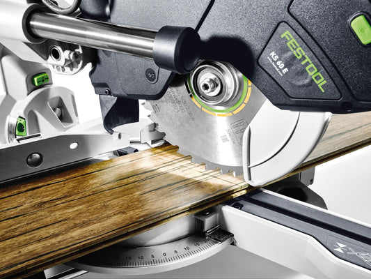 Festool KAPEX KS 60 E-UG Kapp-Zugsäge beim Querschnitt eines Holzbretts mit LED-Schlaglicht und Sägeblatt