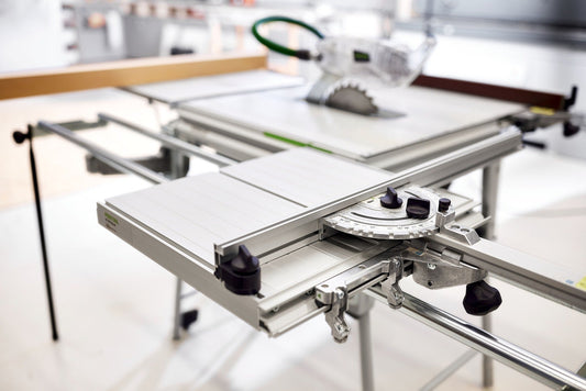 Festool Schiebetisch ST 840 mit Winkelmesser und Kunststoffrollen für präzise Kappschnitte an Tischkreissäge