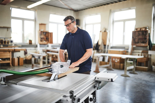 Festool TKS 80 EBS Tischkreissäge in Anwendung mit Absauganlage in Werkstatt