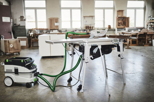 Festool Absaug-Set AB-AS CS/TKS mit Saugschläuchen an Tischkreissäge angeschlossen, Absaugmobil in Werkstatt.