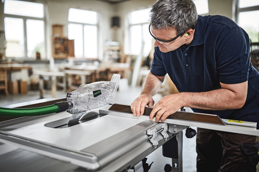 Festool TKS 80 EBS Tischkreissäge mit Absaughaube beim Schneiden von Holz in der Werkstatt