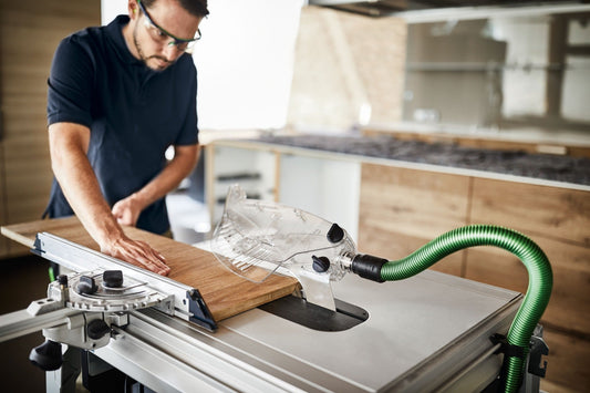 Festool TKS 80 EBS ST 840 Tischkreissäge beim Schneiden von Holz mit Absaugschlauch und Schiebetisch