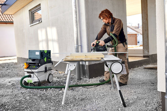 Festool CLEANTEC CTL 26 EI Absaugmobil im Einsatz mit Kreissäge auf Werkbank auf Baustelle