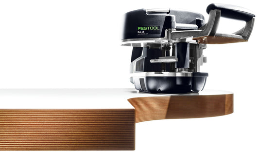 Festool Kantenanleimer CONTURO KA 65-Plus bei der Anwendung auf Holzkante, Draufsicht des Geräts mit Patronenleimsystem.