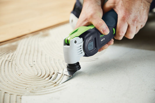 Festool OSC 18 Spachtel SSP 52 beim Entfernen von Fliesenkleber auf Betonuntergrund