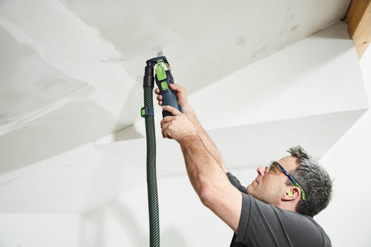 Festool Akku-Oszillierer VECTURO OSC 18 E-Basic Anwendung an Gipskartondecke durch Handwerker
