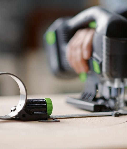 Festool Kreisschneider KS-PS 420 Set mit Adaptertisch und Stichsäge bei Kreisschnitt-Anwendung auf Holzwerkstück.