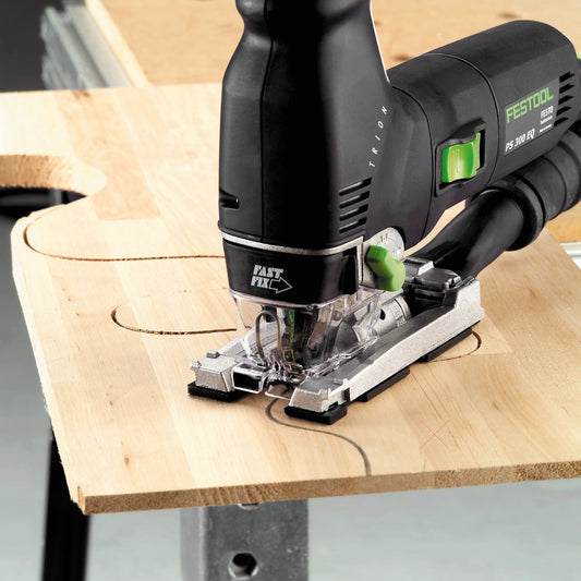 Festool PS 300 EQ-Plus Pendelstichsäge sägt präzise Kurven in Holzwerkstück mit FastFix-Schnellwechsel
