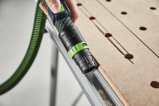 Festool CT-F I Fernbedienung mit grünem Befestigungsband am Saugschlauch, Bluetooth-Reichweite bis 10 m