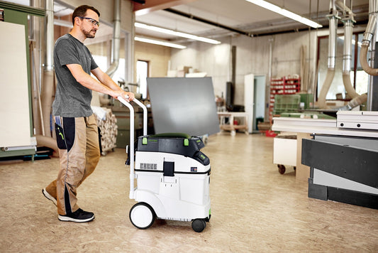 Festool CLEANTEC CTM 48 EI AC Absaugmobil in Werkstatt, Handgriffe deutlich sichtbar, mobiler Einsatz
