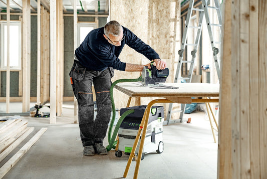 Festool CTLC MIDI I-Basic Akku-Absaugmobil mit Staubabsaugung beim Sägen auf Baustelle im Einsatz