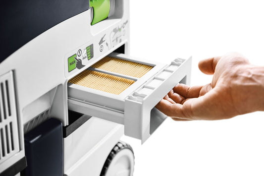 Festool Hauptfilter mit Flachfaltenstruktur wird aus Absaugmaschine entnommen, werkzeugloser Filterwechsel